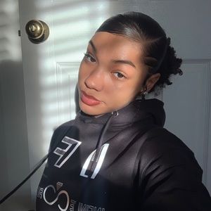 Meet your Posher, Nia